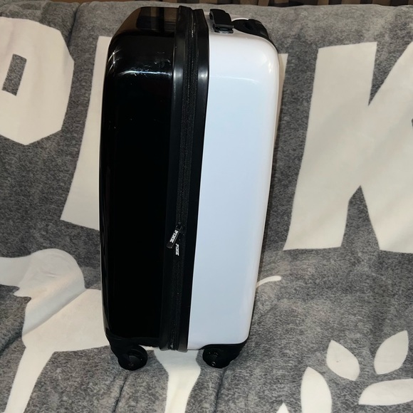 VS PINK RARE HTF 2018 HARD PLASTIC SHELL BLACK/WHITE LOGO ROLLING SUITCASE. - Picture 15 of 16